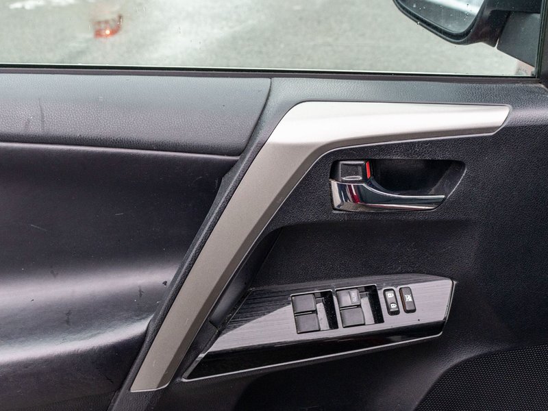 2018 Toyota RAV4 XLE TOIT ROUGE NO CARFAX CLAIM