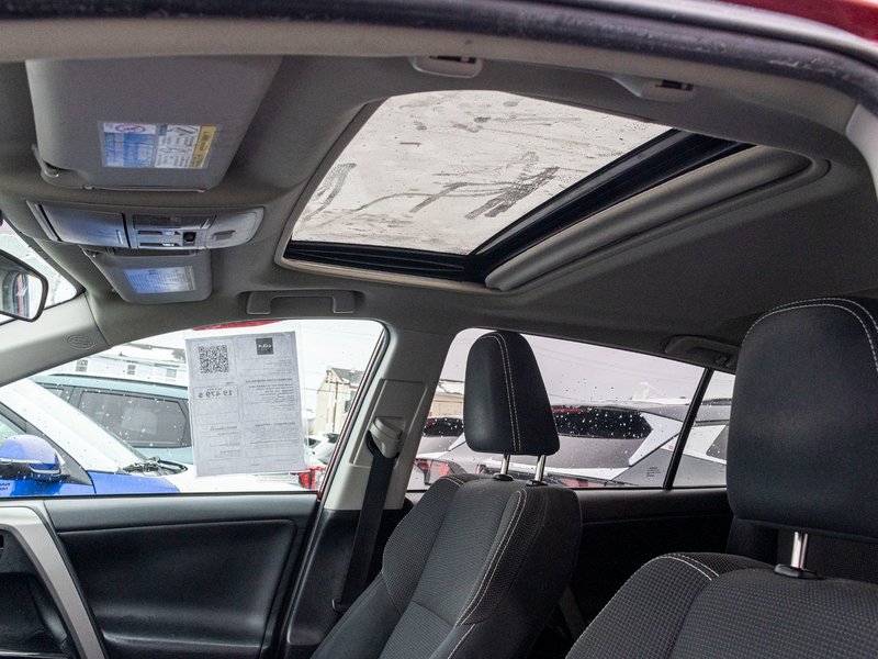 2018 Toyota RAV4 XLE TOIT ROUGE NO CARFAX CLAIM