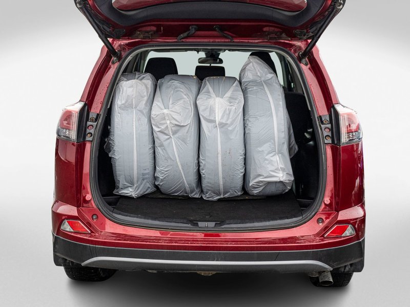 2018 Toyota RAV4 XLE TOIT ROUGE NO CARFAX CLAIM