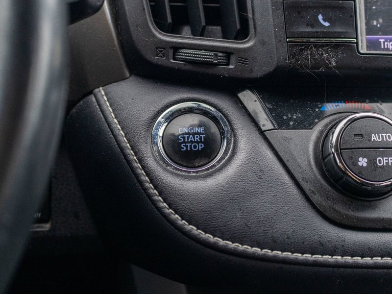 2018 Toyota RAV4 XLE TOIT ROUGE NO CARFAX CLAIM