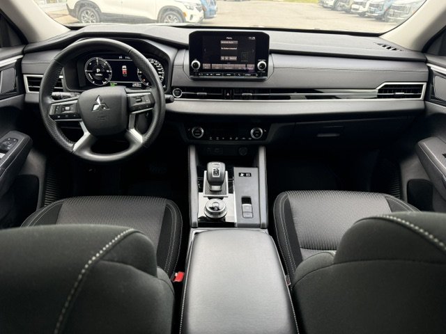 2024 Mitsubishi Outlander Plug-In Hybrid ES ONE-OWNER | PHEV | AWD