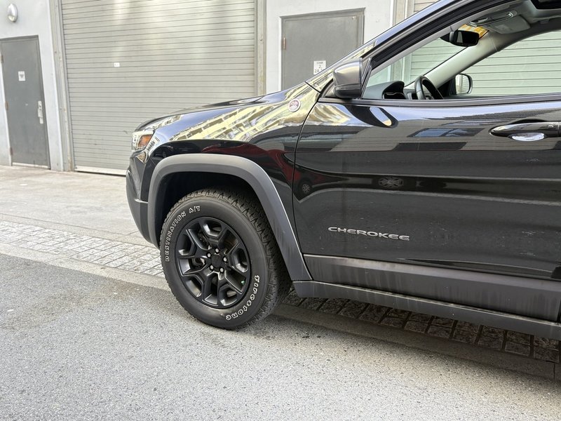 2020 Jeep Cherokee Trailhawk Trail-rated capability. Everyday confidence.