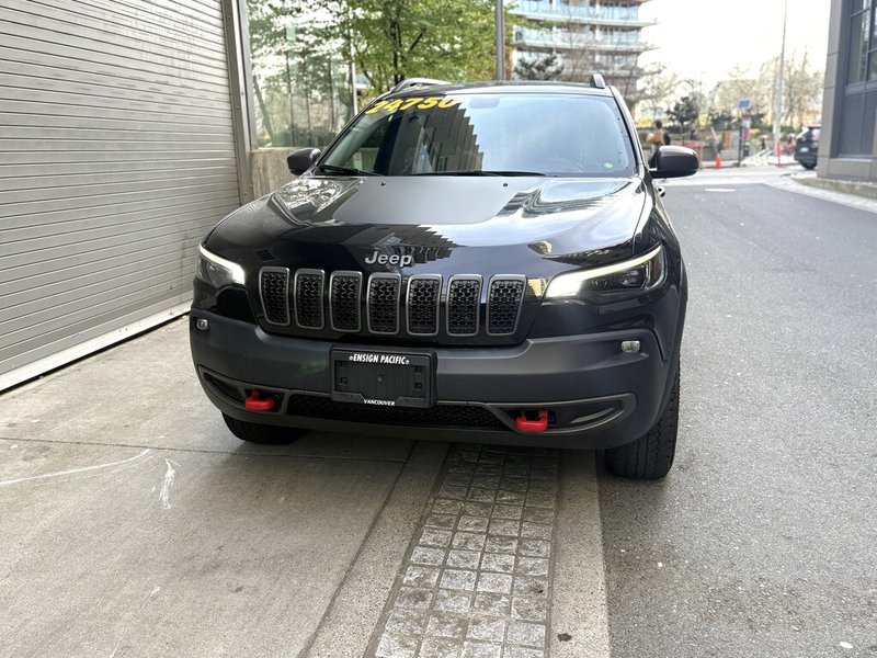 2020 Jeep Cherokee Trailhawk Trail-rated capability. Everyday confidence.
