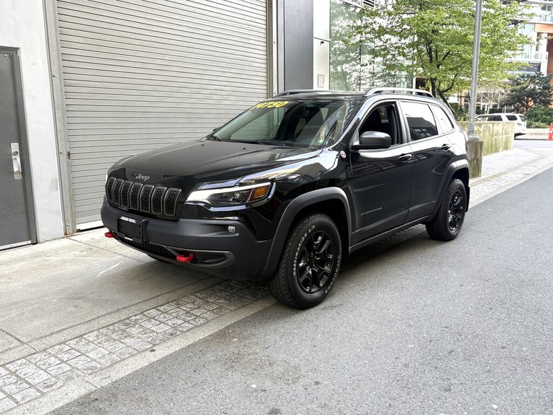 2020 Jeep Cherokee Trailhawk Trail-rated capability. Everyday confidence.