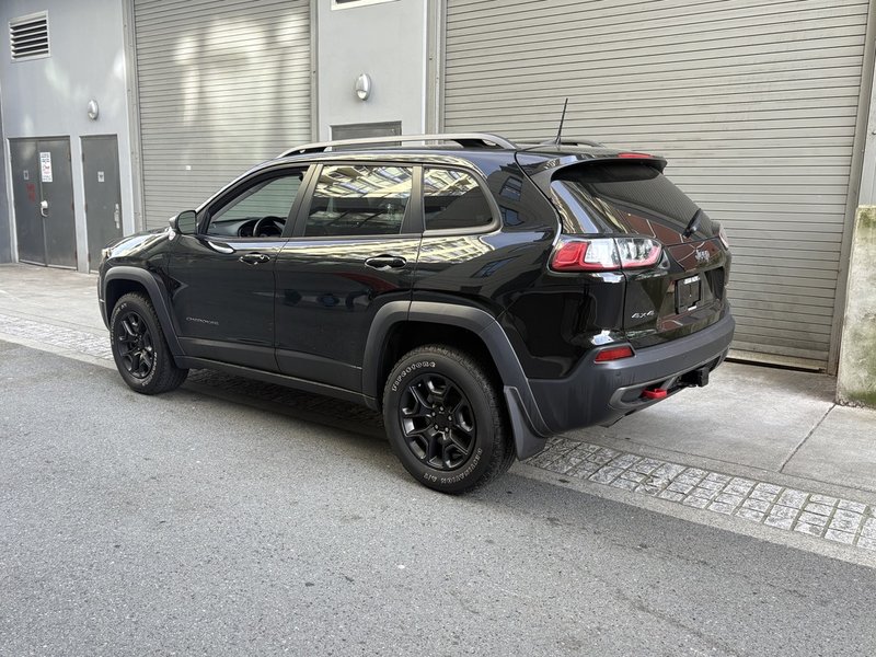 2020 Jeep Cherokee Trailhawk Trail-rated capability. Everyday confidence.