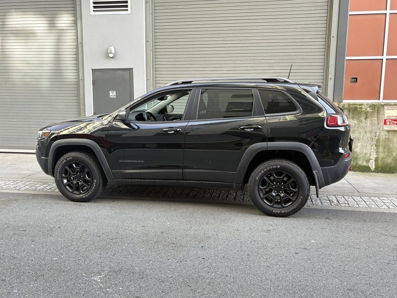 2020 Jeep Cherokee Trailhawk Trail-rated capability. Everyday confidence.