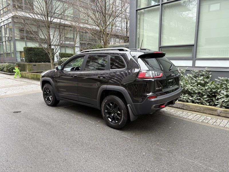 2020 Jeep Cherokee Trailhawk Trail-rated capability. Everyday confidence.
