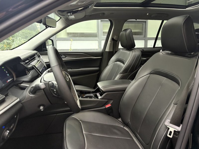 2023 Jeep Grand Cherokee 4xe 4xe Overland 4xe Commanding luxury. Electrified Jeep capability.
