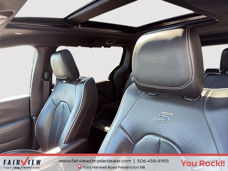 2025 Chrysler Pacifica Limited Sun and sound package power everything