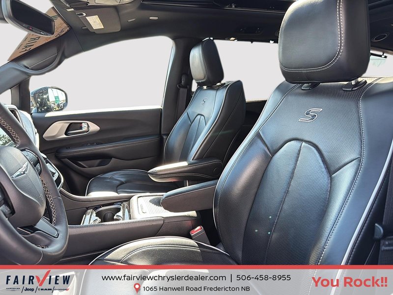 2025 Chrysler Pacifica Limited Sun and sound package power everything