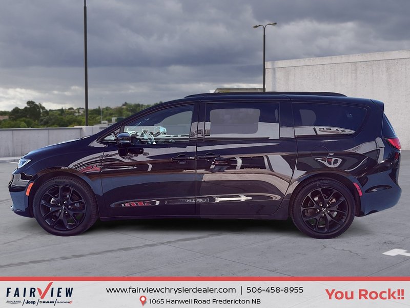 2025 Chrysler Pacifica Limited Sun and sound package power everything