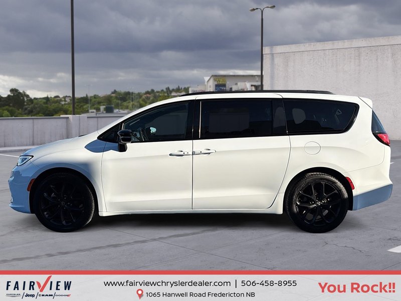 2025 Chrysler Pacifica Limited Loaded with sun and sound group