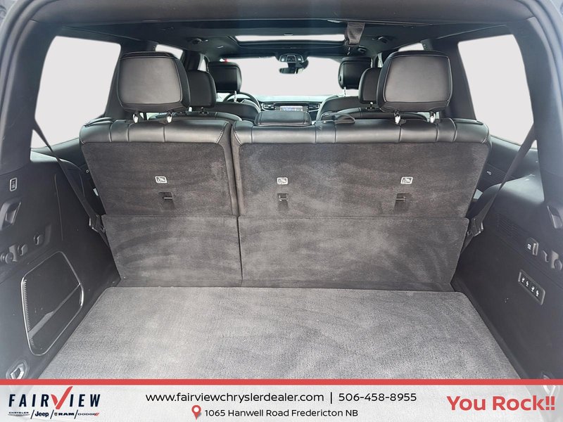 2023 Jeep Wagoneer Series II Carbide Full panoramic roof event safety group upgraded audio