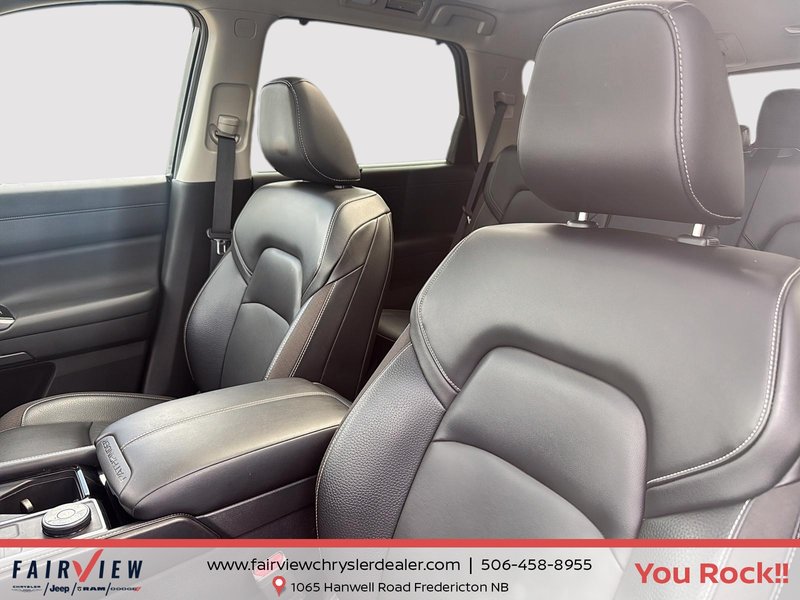 2022 Nissan Pathfinder SL night edition Absolutely like new condition, seven passenger leather sunroof, fully loaded