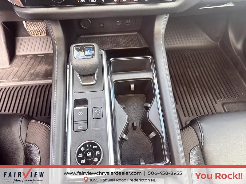 2022 Nissan Pathfinder SL night edition Absolutely like new condition, seven passenger leather sunroof, fully loaded