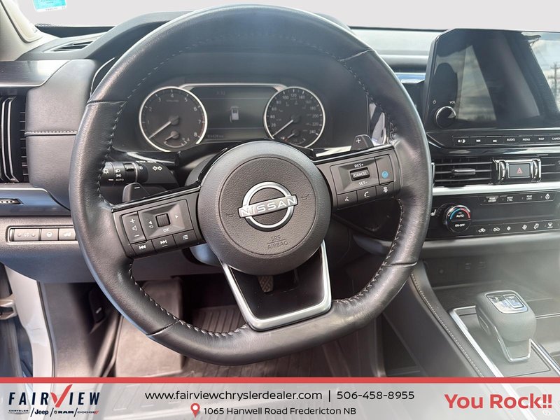 2022 Nissan Pathfinder SL night edition Absolutely like new condition, seven passenger leather sunroof, fully loaded