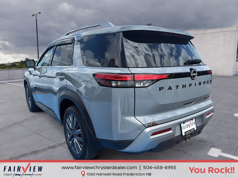 2022 Nissan Pathfinder SL night edition Absolutely like new condition, seven passenger leather sunroof, fully loaded