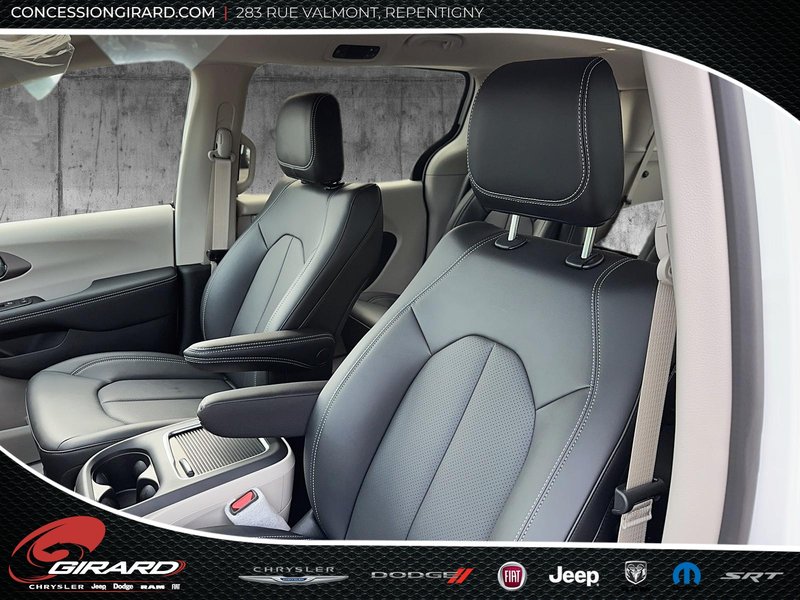 2024 Chrysler Pacifica Hybrid ROAD TRIPPER
