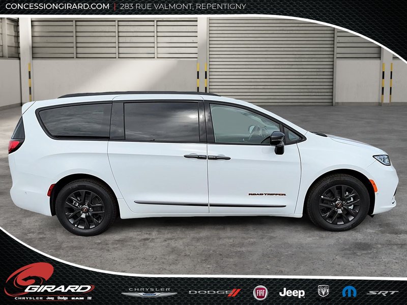 2024 Chrysler Pacifica Hybrid ROAD TRIPPER