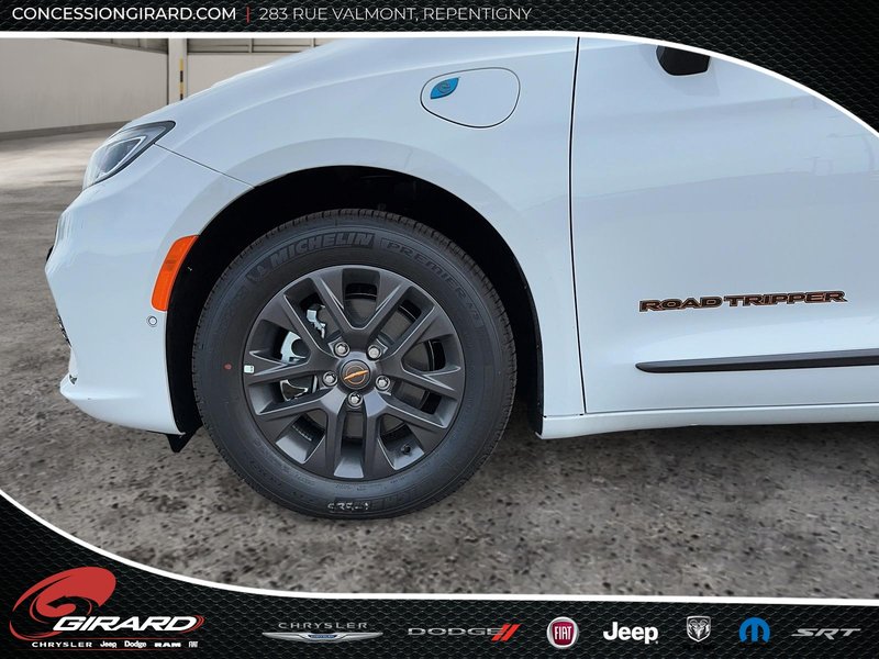 2024 Chrysler Pacifica Hybrid ROAD TRIPPER