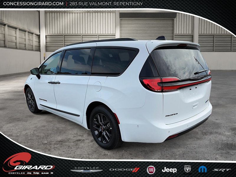 2024 Chrysler Pacifica Hybrid ROAD TRIPPER