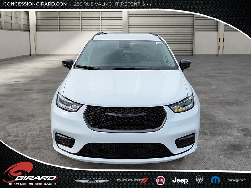 2024 Chrysler Pacifica Hybrid ROAD TRIPPER
