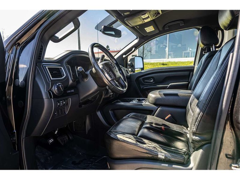 2018 Nissan Titan SV Midnight Edition 4x4 Crew Cab SV Midnight Edition