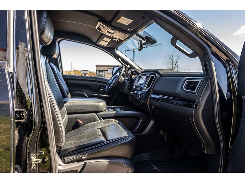 2018 Nissan Titan SV Midnight Edition 4x4 Crew Cab SV Midnight Edition
