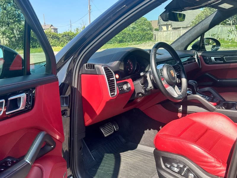 2021 Porsche Cayenne GTS PREMIUM PLUS PKG/BORDEAUX RED INTERIOR/ASSITANCE PKG/REAR ENTERTAINMENT/SPORT CHRONO PKG