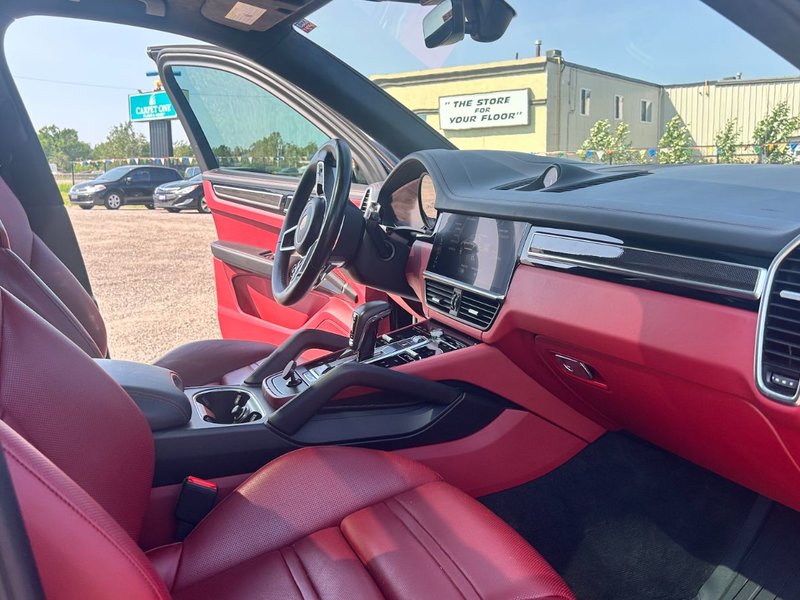 2021 Porsche Cayenne GTS PREMIUM PLUS PKG/BORDEAUX RED INTERIOR/ASSITANCE PKG/REAR ENTERTAINMENT/SPORT CHRONO PKG