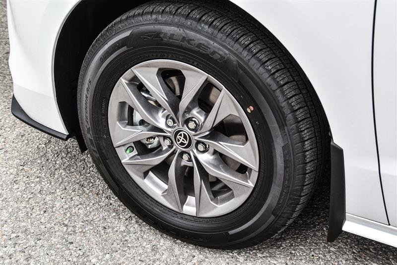 2025 Toyota Sienna Hybrid Sienna LE AWD 8-Pass