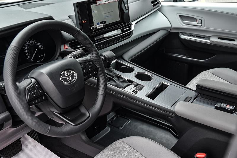 2025 Toyota Sienna Hybrid Sienna LE AWD 8-Pass