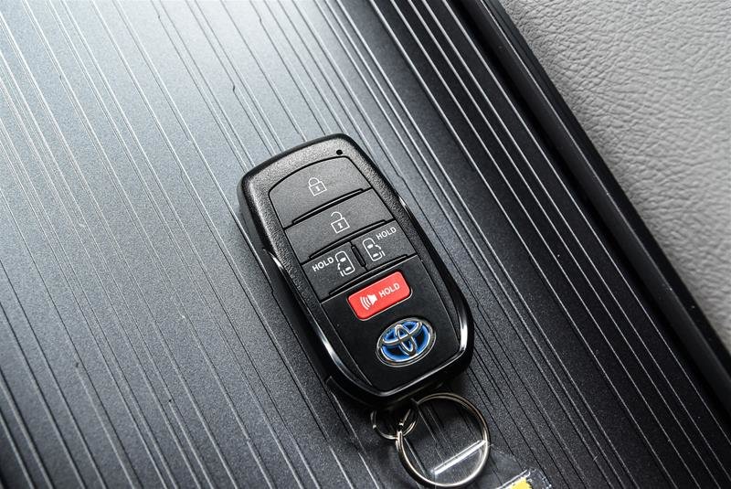 2025 Toyota Sienna Hybrid Sienna LE AWD 8-Pass