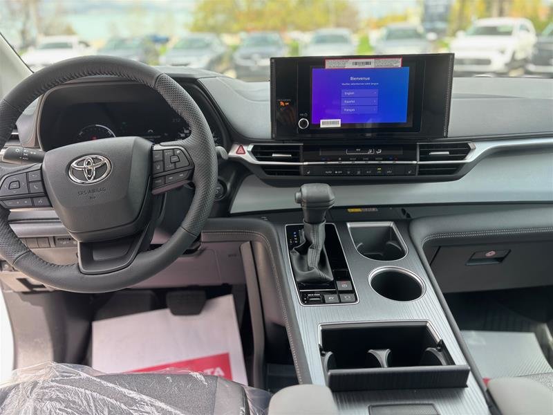 2025 Toyota Sienna Hybrid Sienna LE AWD 8-Pass