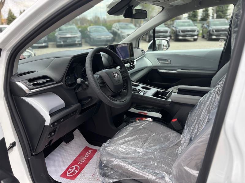 2025 Toyota Sienna Hybrid Sienna LE AWD 8-Pass