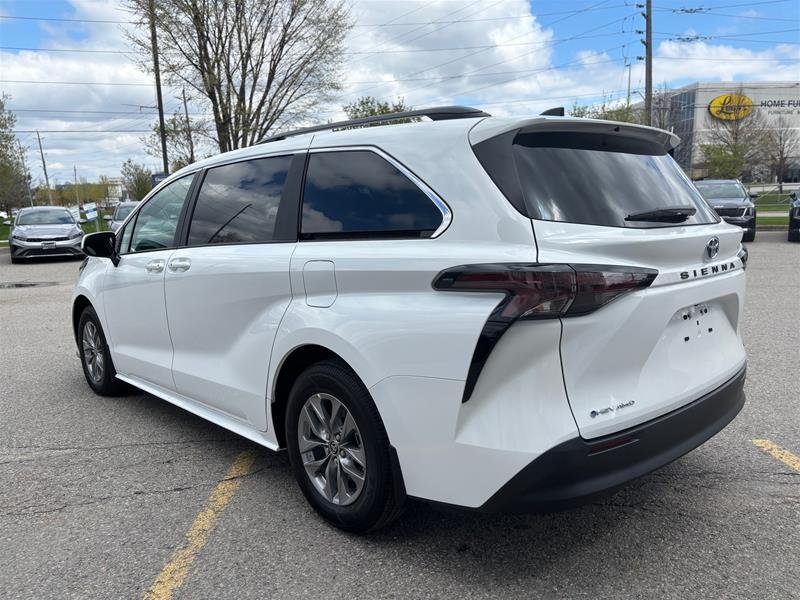 2025 Toyota Sienna Hybrid Sienna LE AWD 8-Pass
