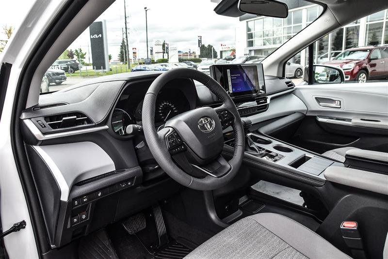 2025 Toyota Sienna Hybrid Sienna LE AWD 8-Pass