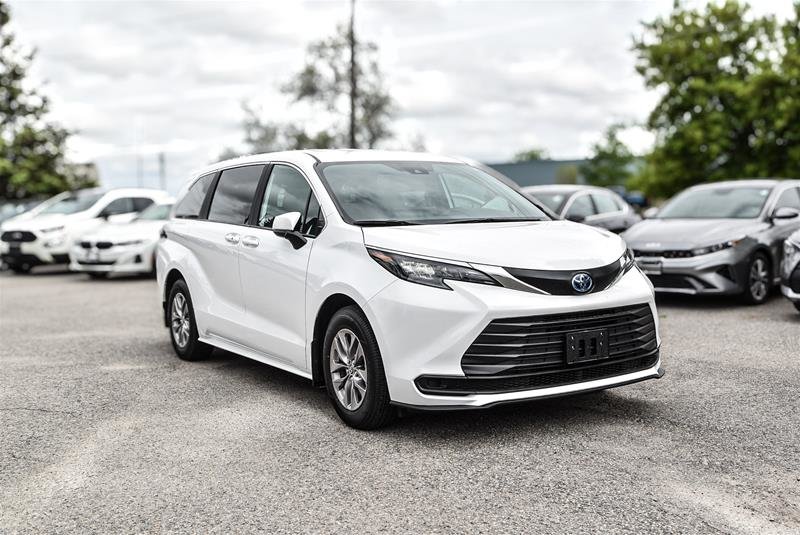 2025 Toyota Sienna Hybrid Sienna LE AWD 8-Pass