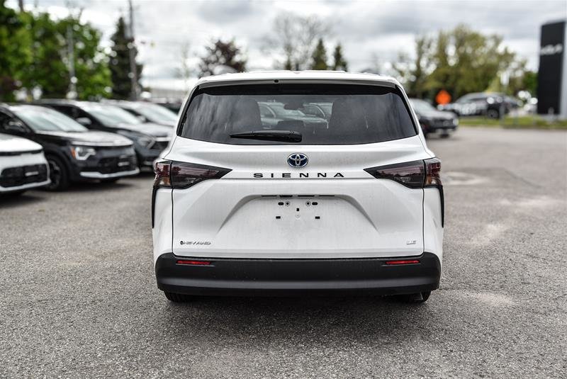 2025 Toyota Sienna Hybrid Sienna LE AWD 8-Pass
