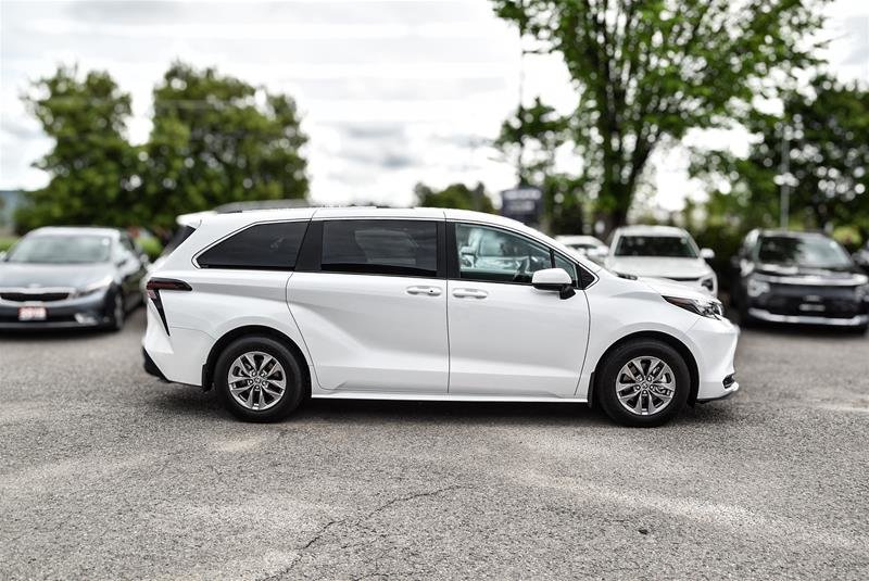 2025 Toyota Sienna Hybrid Sienna LE AWD 8-Pass