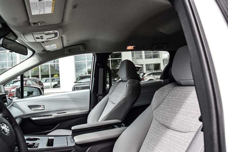 2025 Toyota Sienna Hybrid Sienna LE AWD 8-Pass