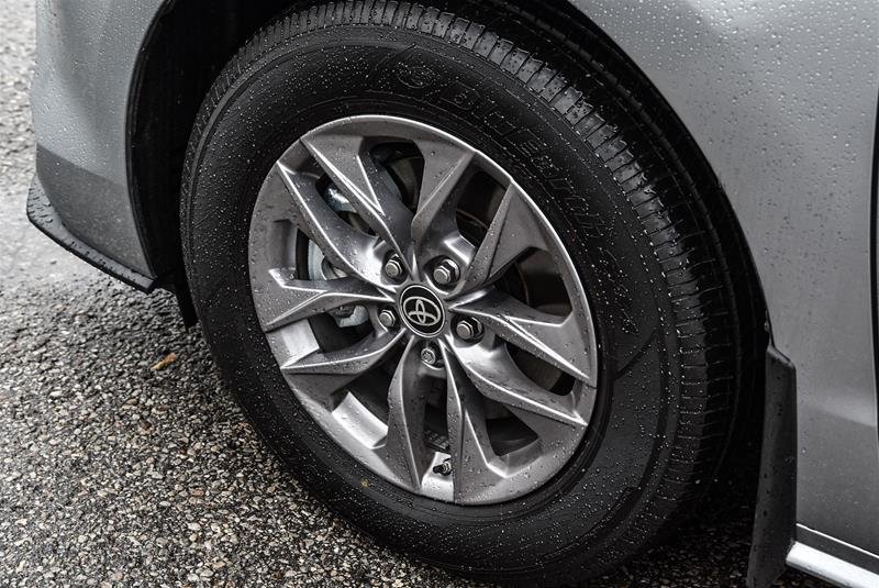 2025 Toyota Sienna Hybrid Sienna LE 8-Pass