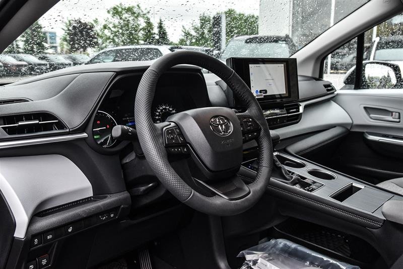 2025 Toyota Sienna Hybrid Sienna LE 8-Pass