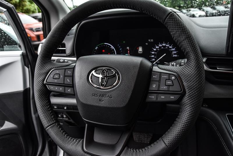 2025 Toyota Sienna Hybrid Sienna LE 8-Pass