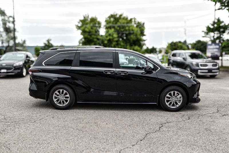 2025 Toyota Sienna Hybrid Sienna LE AWD 8-Pass