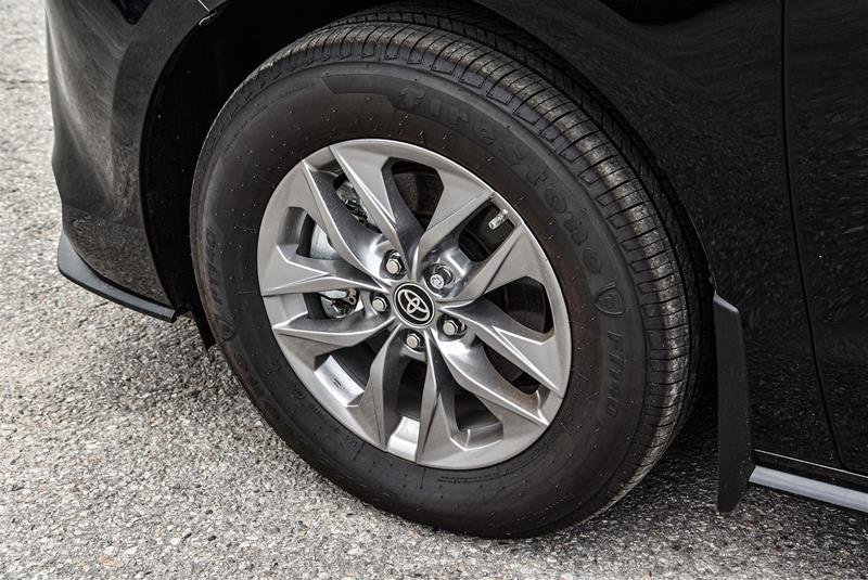 2025 Toyota Sienna Hybrid Sienna LE AWD 8-Pass