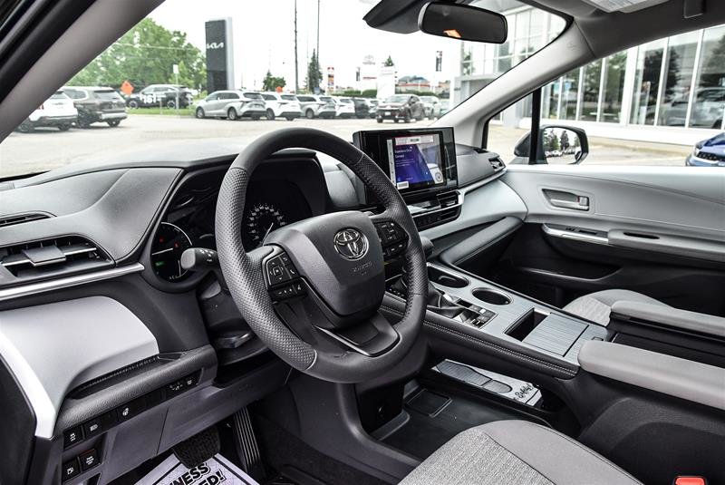 2025 Toyota Sienna Hybrid Sienna LE AWD 8-Pass