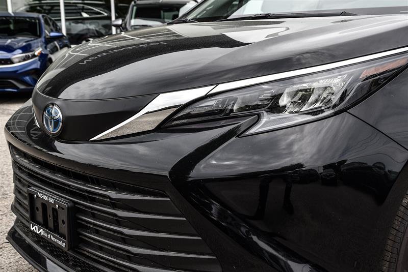 2025 Toyota Sienna Hybrid Sienna LE AWD 8-Pass