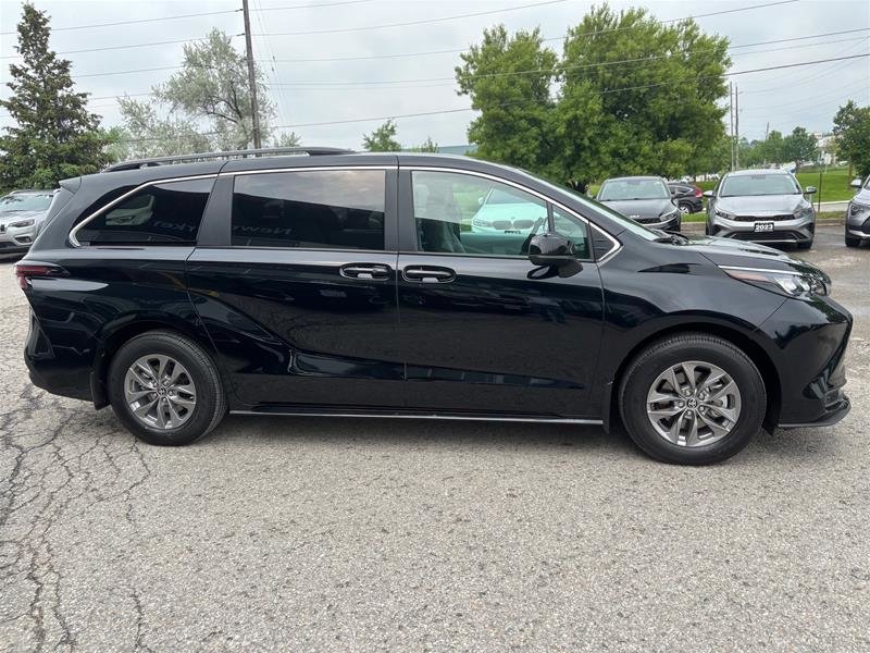 2025 Toyota Sienna Hybrid Sienna LE AWD 8-Pass
