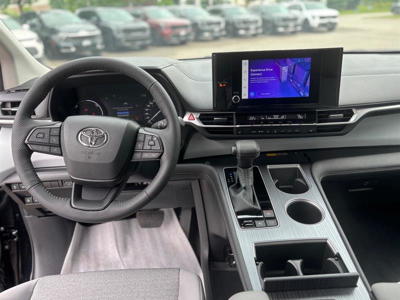 2025 Toyota Sienna Hybrid Sienna LE AWD 8-Pass